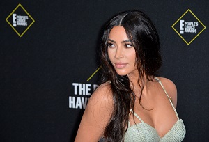 Nem Kim Kardashian az egyetlen sztár, aki küzd a pikkelysömörrel